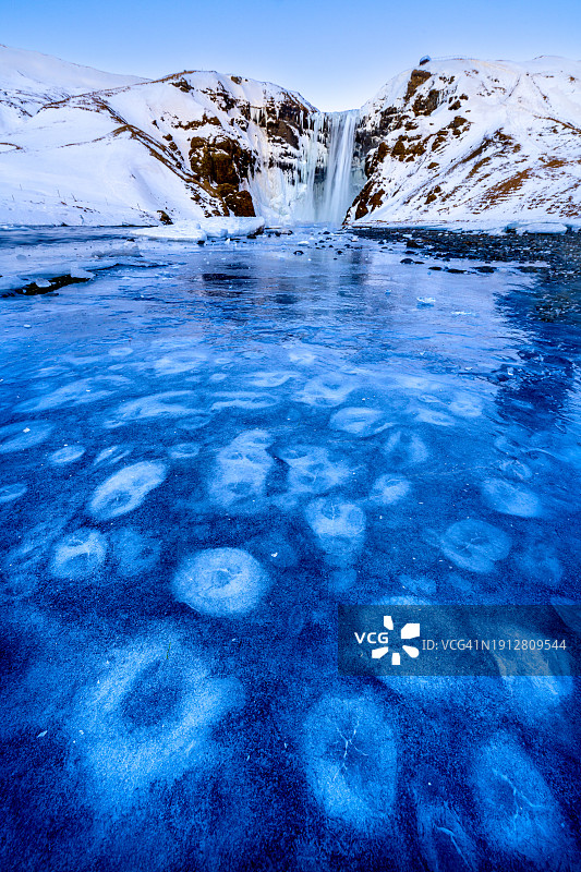 冰岛斯科加瀑布河流冰泡图片素材