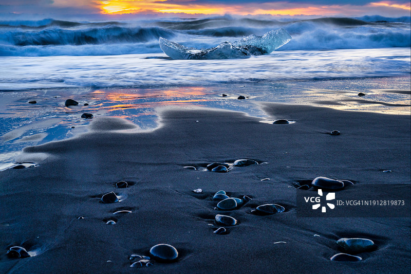 冰岛钻石海滩的日出、黑岩和沙滩图片素材