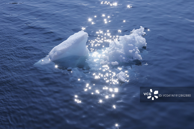 格陵兰伊卢利萨特冰峡湾阳光下的冰块图片素材