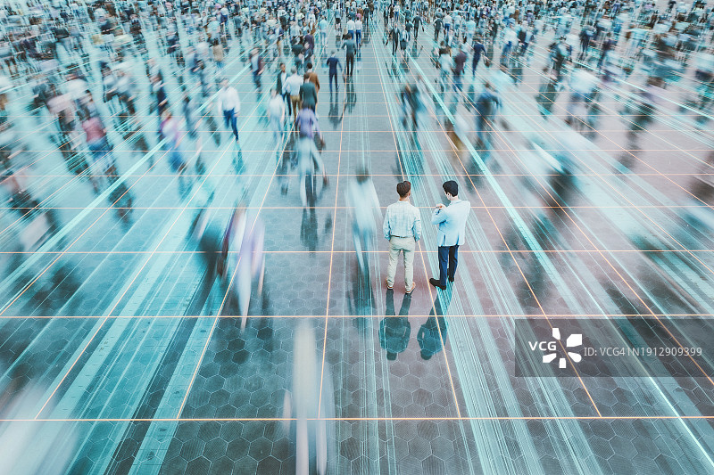 商人们站在街上的人群中图片素材