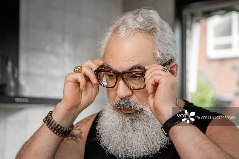 一位戴眼镜的老人肖像照图片素材