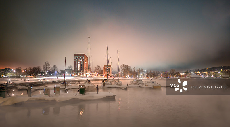 海雾中的海港市中心图片素材