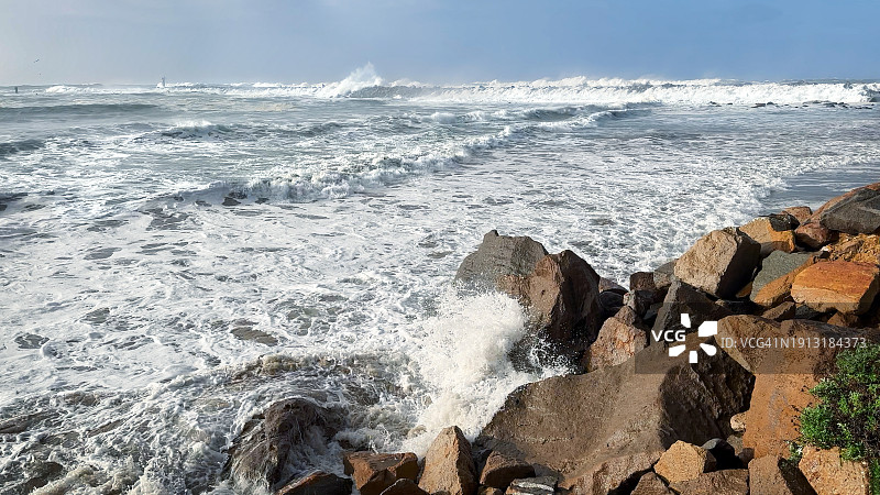 莫罗湾内港和码头的巨浪，加利福尼亚州圣路易斯奥比斯波县图片素材