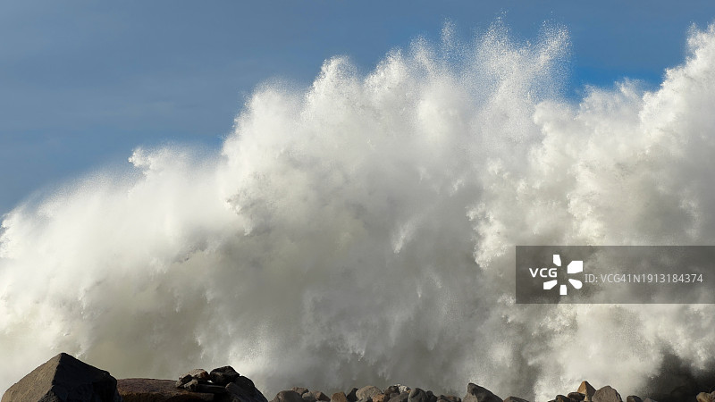 加利福尼亚莫罗湾汹涌波浪图片素材