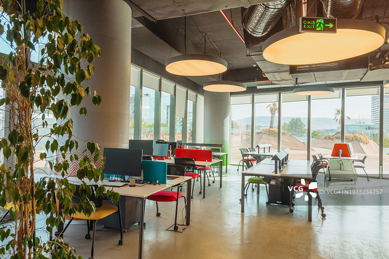 带有办公桌的空旷现代办公室图片素材