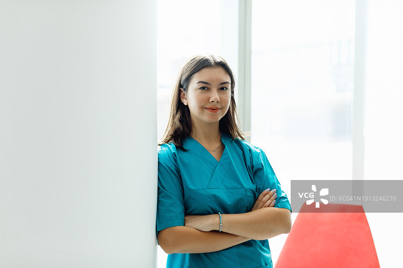 容光焕发的医疗专业人员：现代医院走廊入口处的特写图片素材