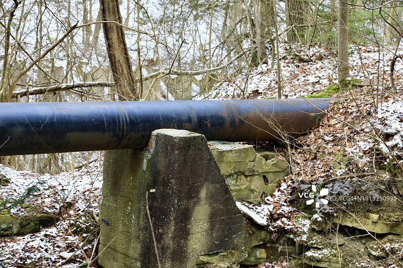 暴露于地面的污水管道图片素材