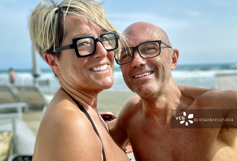 在海滩上微笑的中年夫妇图片素材