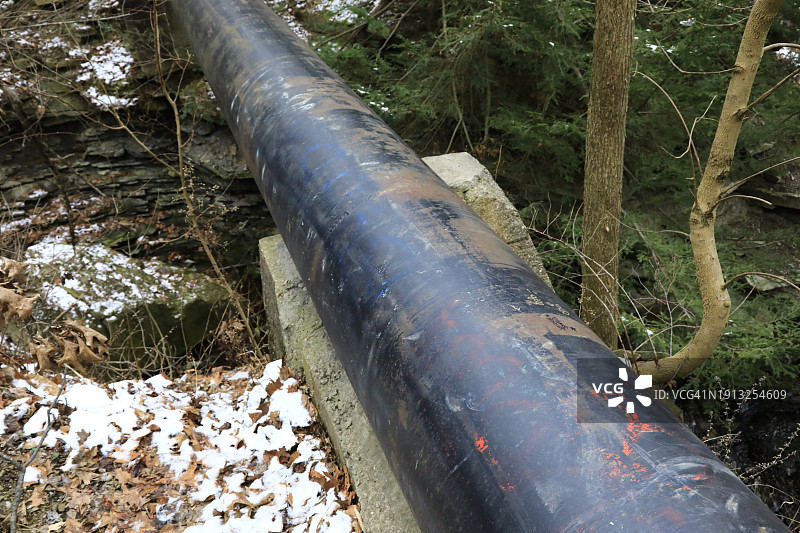 暴露的下水道管线图片素材