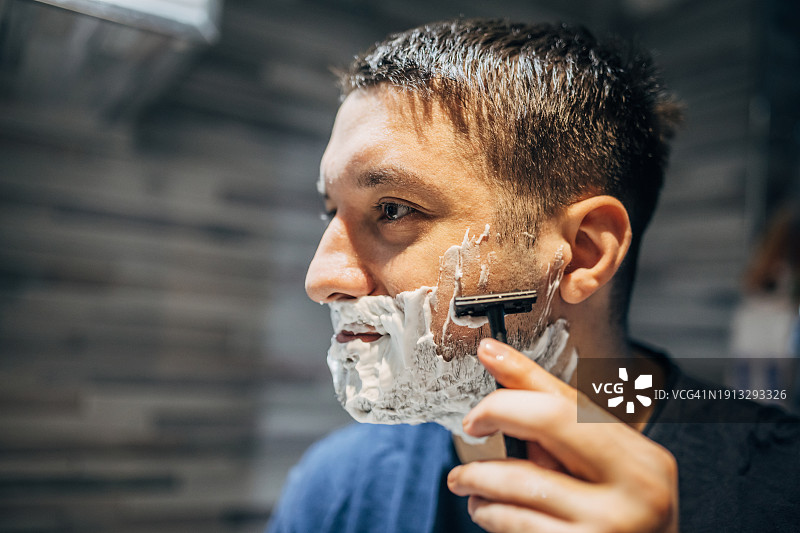 男人在浴室刮胡子图片素材