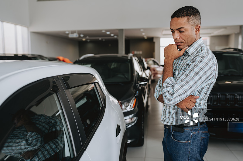 男人分析汽车准备购买图片素材
