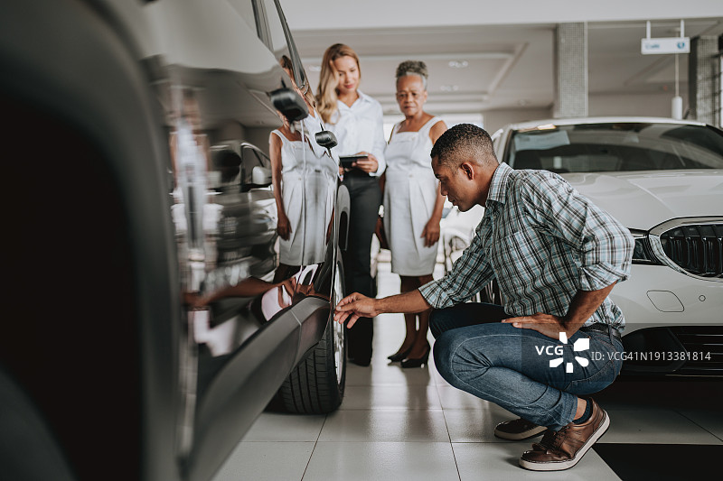 儿子分析要给母亲买的车图片素材