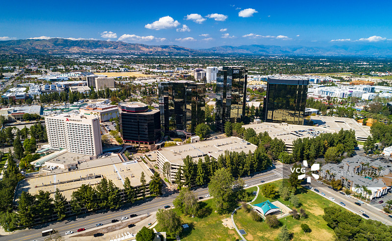林地山丘/华纳中心鸟瞰图，有山脉和蓬松的云朵图片素材