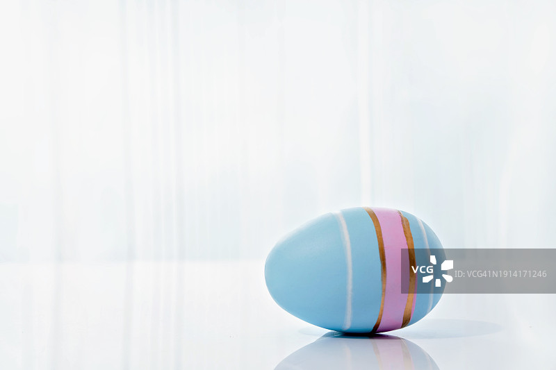 桌上的染蓝色复活节彩蛋图片素材