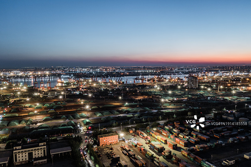 夜晚集装箱船的工业港口鸟瞰图图片素材