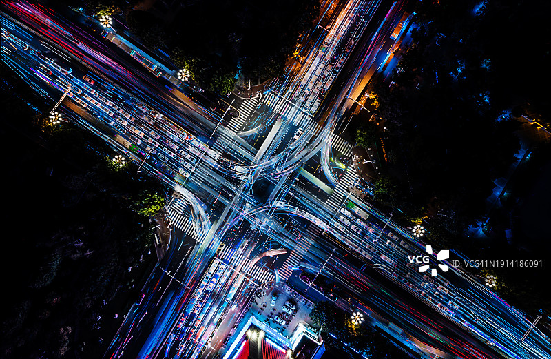 夜间航拍城市街道十字路口图片素材