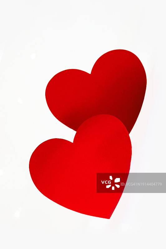 白色背景上的两颗红心图片素材