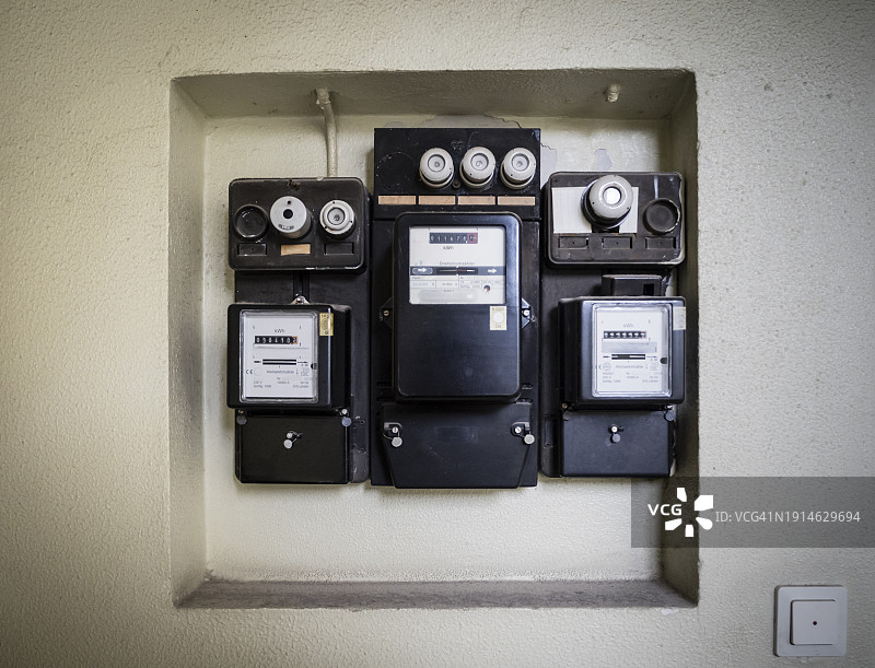 公寓楼配电箱中的旧电表和保险丝图片素材