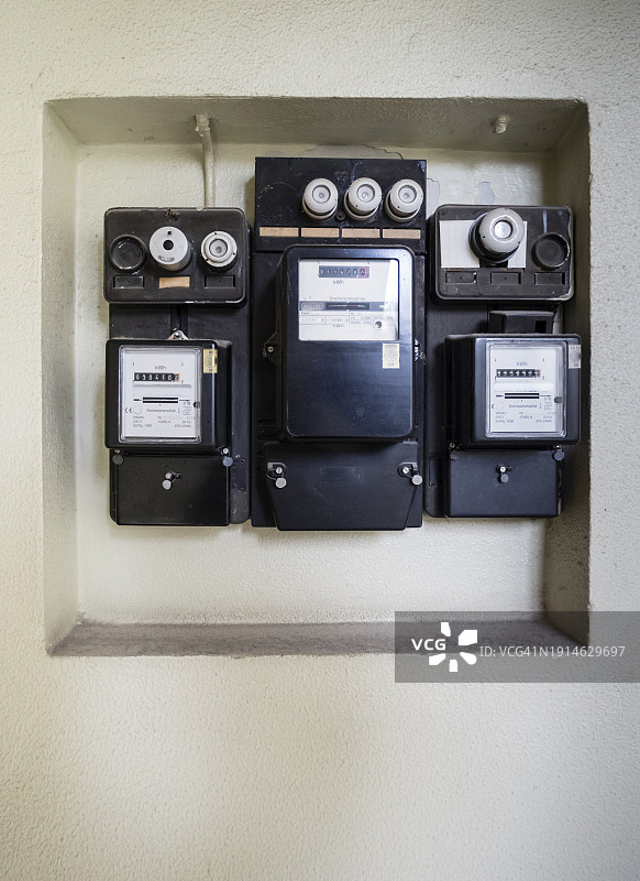 公寓楼配电箱中的旧电表和保险丝图片素材