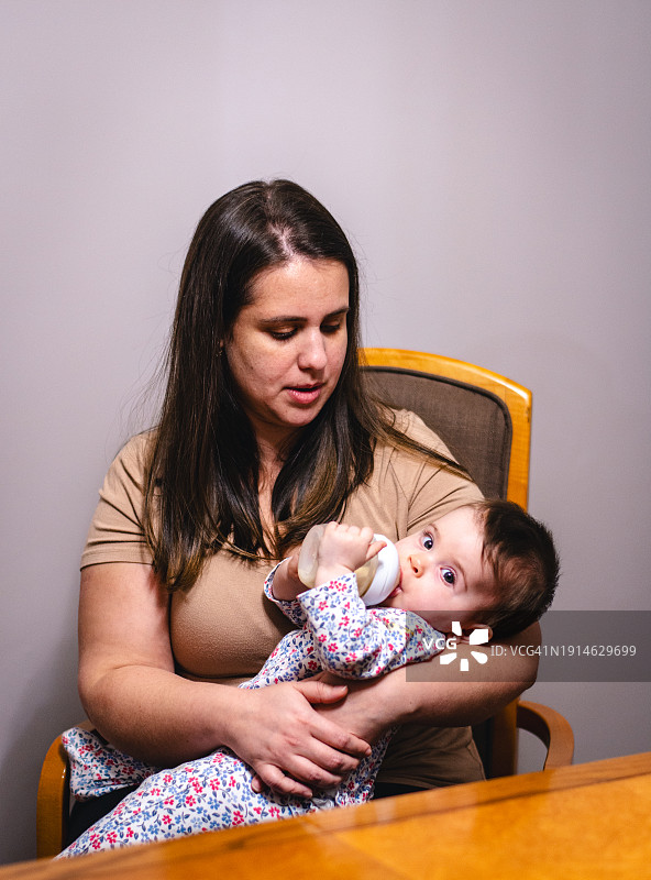 母亲与女儿互动图片素材