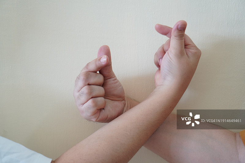 利用关节冲突打架手两个亚洲女性争吵碰撞纠纷图片素材