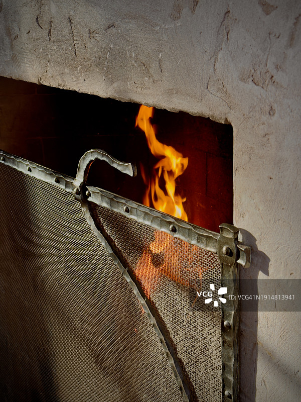 屏风后的壁炉火焰图片素材