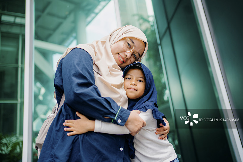 城市户外母女肖像图片素材