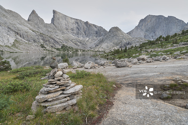 深湖风河山脉的石堆小径图片素材