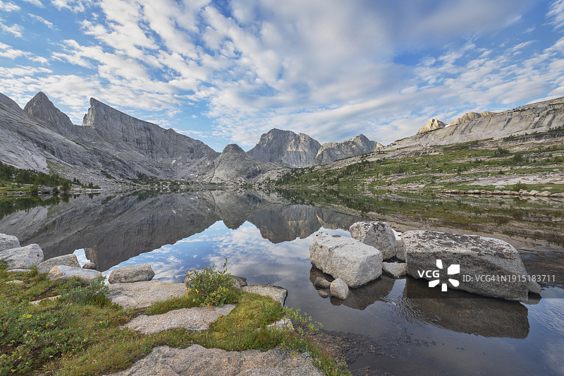 风河山脉深湖图片素材
