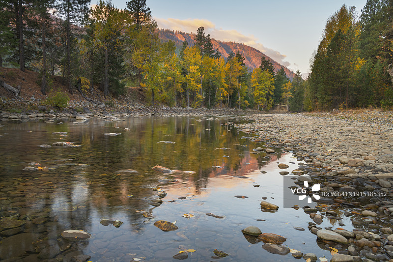 梅托河沿岸的秋叶图片素材