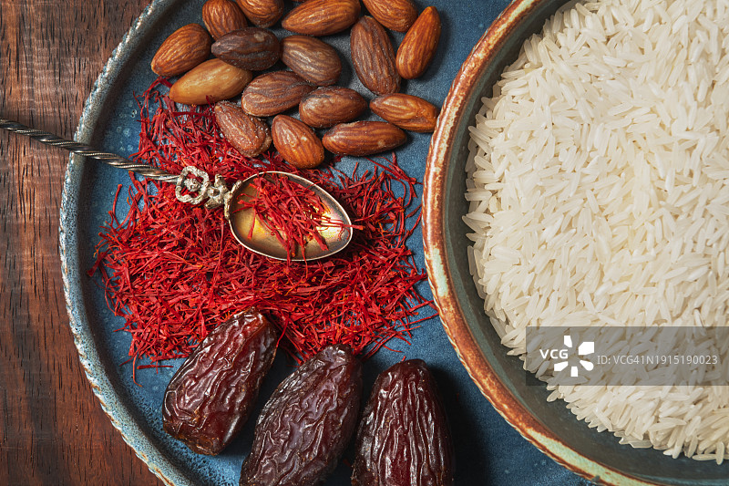 藏红花米饭、枣和杏仁静物图片素材