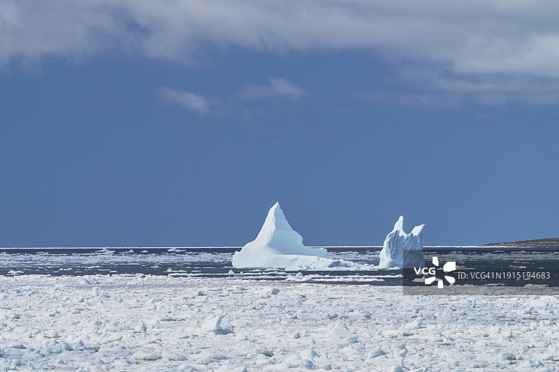 拉布拉多贝尔岛海峡的浮冰和冰山图片素材