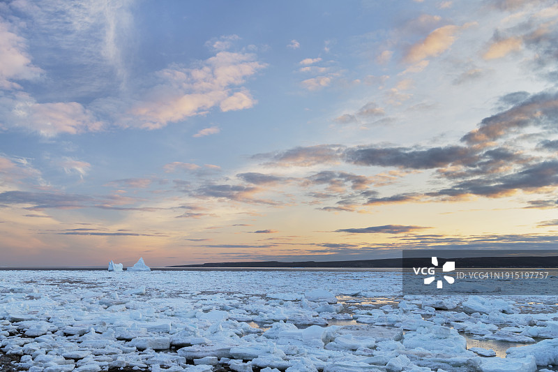 拉布拉多贝尔岛海峡的冰山和浮冰图片素材