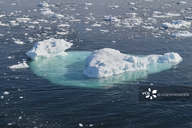 贝尔岛海峡的浮冰和冰山图片素材