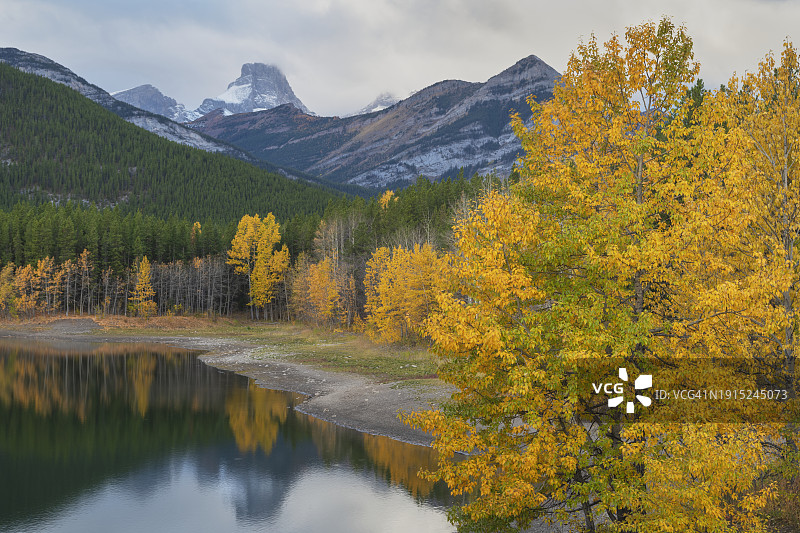 卡纳纳斯基斯乡村阿尔伯塔省的瓦吉池塘秋叶图片素材