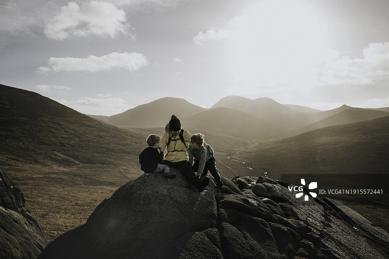一位健康的外婆和孙子们一起爬山图片素材