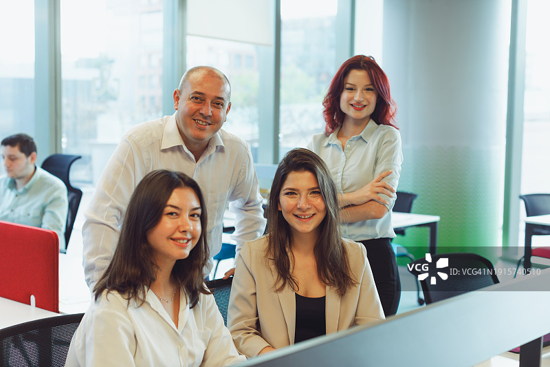 现代开放办公室中的活力领导：快乐的CEO和创意团队图片素材