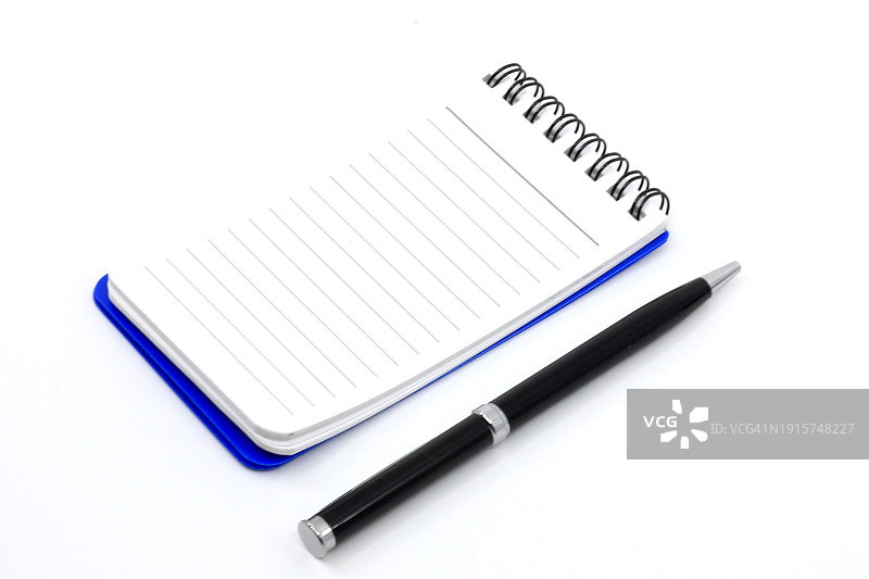 带墨水笔的黑色记事本图片素材