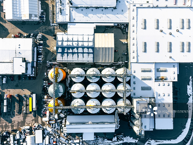 冬季白雪皑皑的仓库和筒仓工业区俯视图图片素材