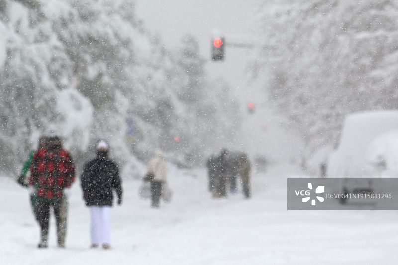 马德里大雪中行走的人群图片素材