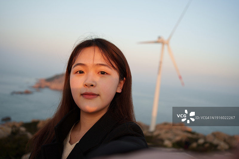 岛屿上的女性游客自拍图片素材