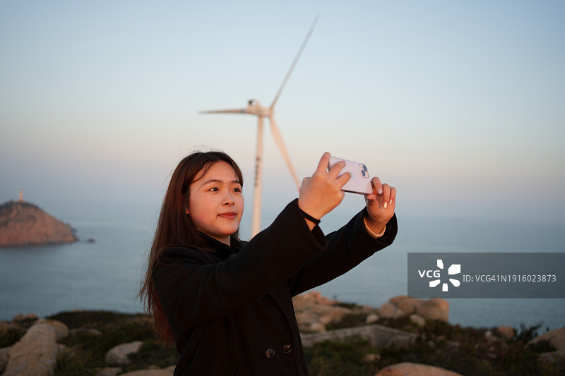 在岛上拍照的游客图片素材