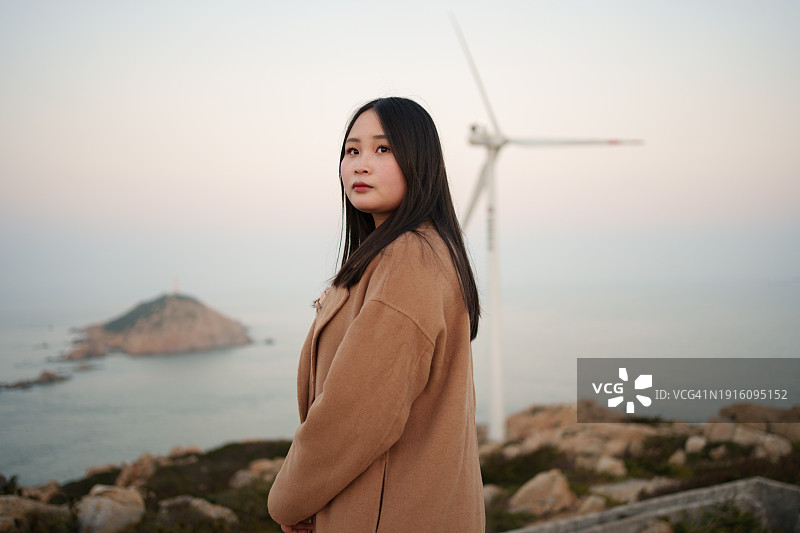 在黄昏时分海岛上的年轻女游客图片素材
