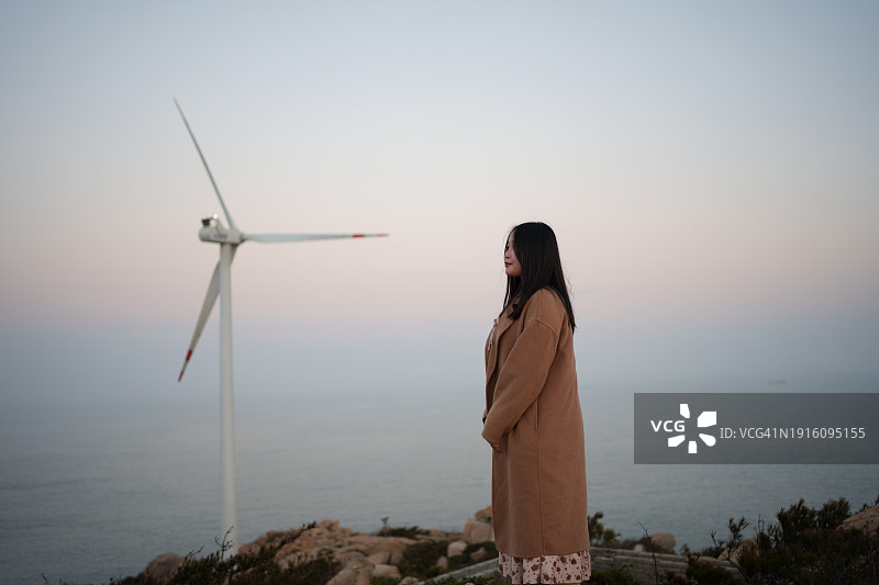 游客在岛上眺望远方图片素材