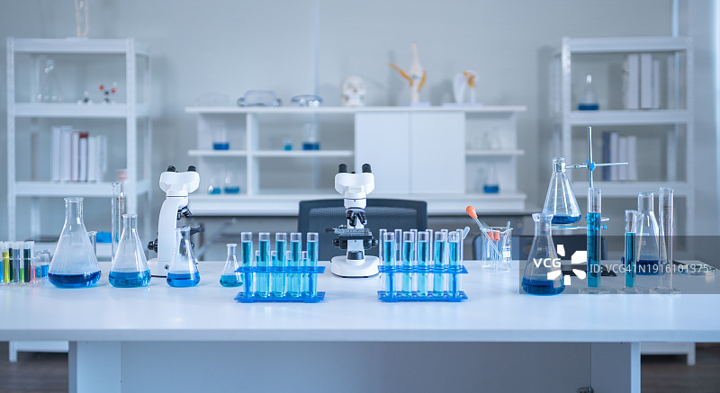 配备显微镜、试管和其他实验设备的现代空旷科学实验室图片素材