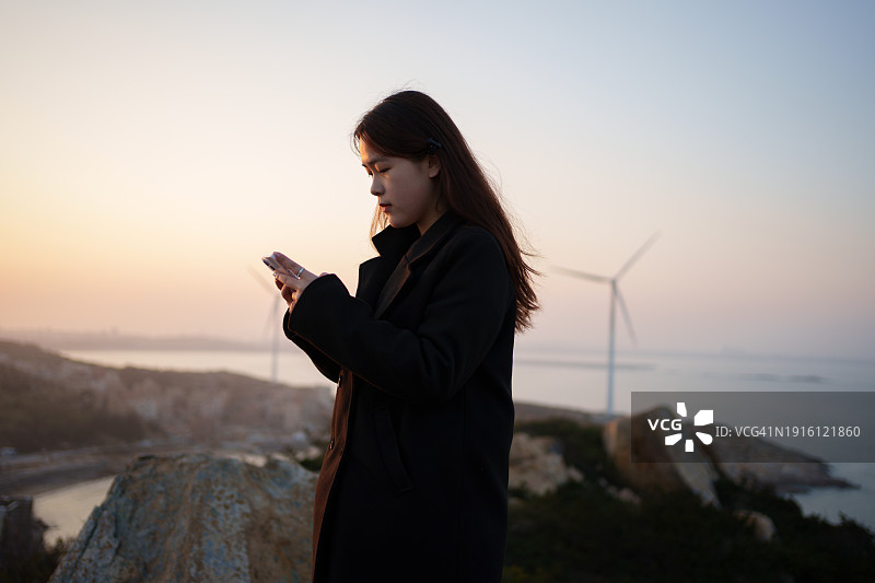 游客在户外看手机图片素材