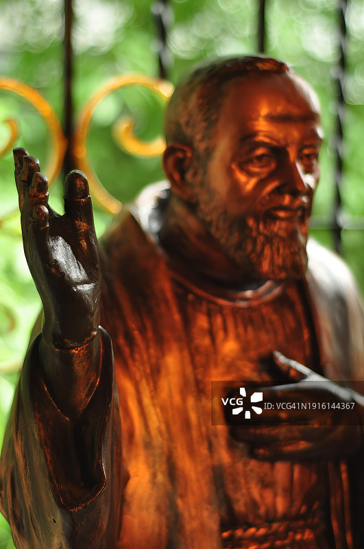 青铜雕像：圣比约神父图片素材