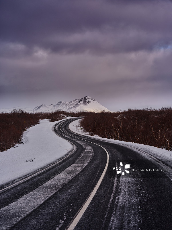 冰岛的雪地空旷道路图片素材