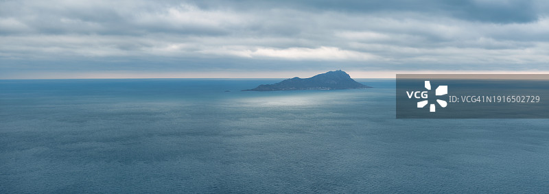 黑云聚集在海面上空图片素材