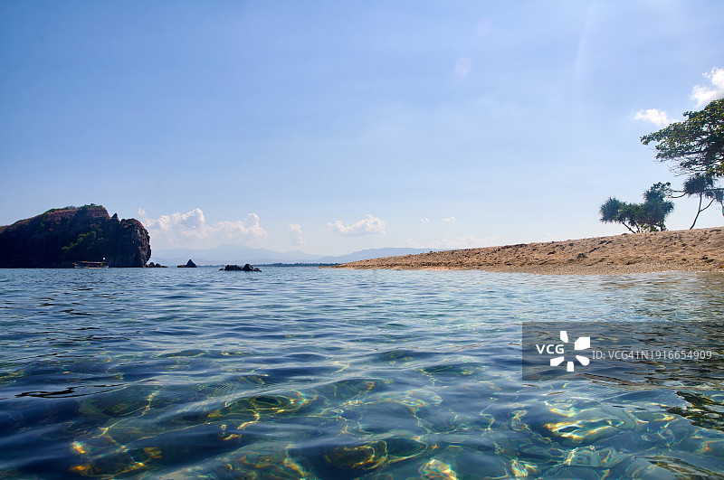 晴朗蓝天下卡马拉岛的白色沙滩图片素材